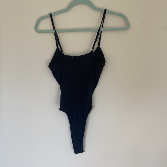 Womens high end very flattering black Vneck thong bodysuit - Picture 3 of 3